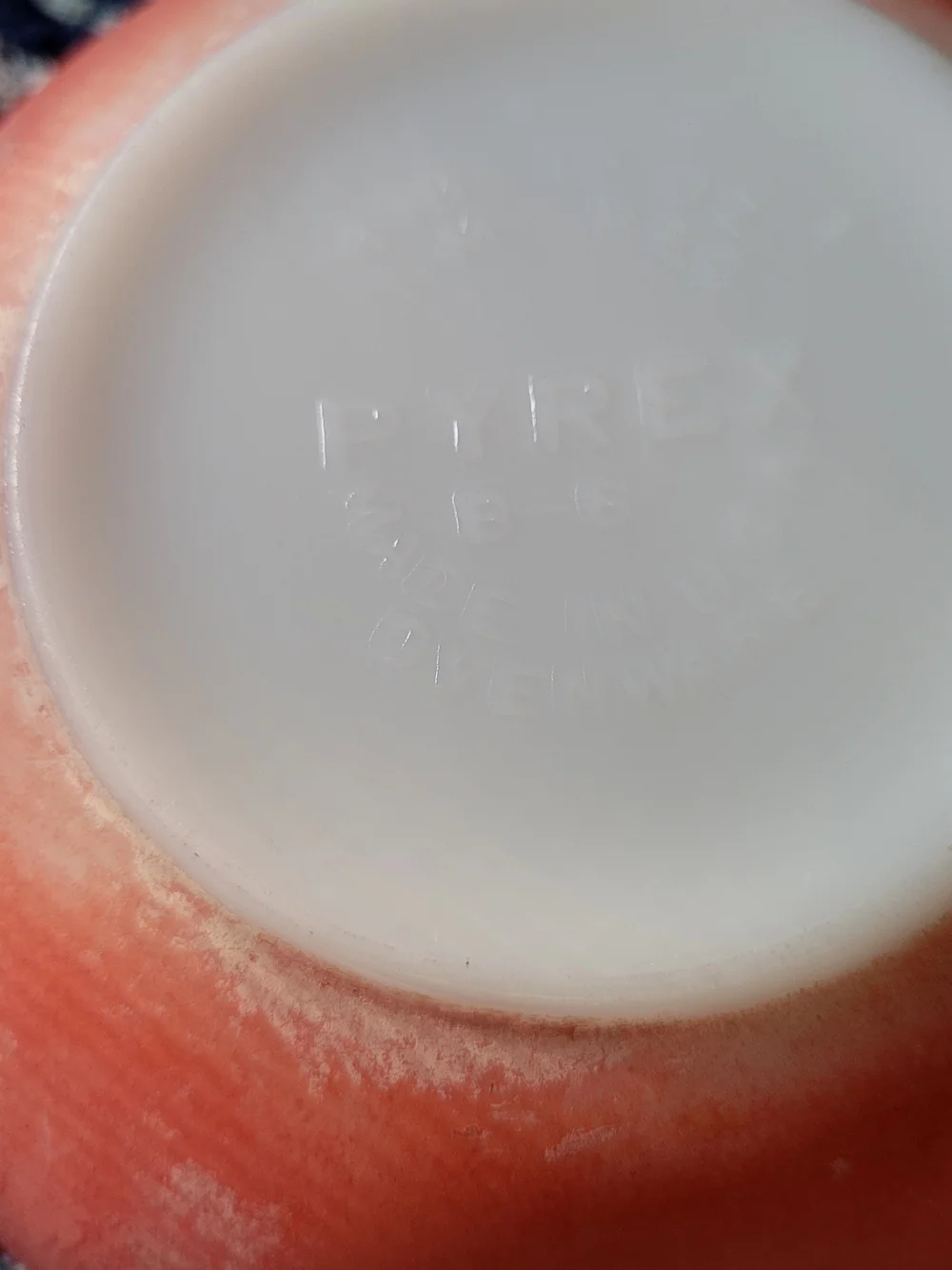 Pyrex bold red